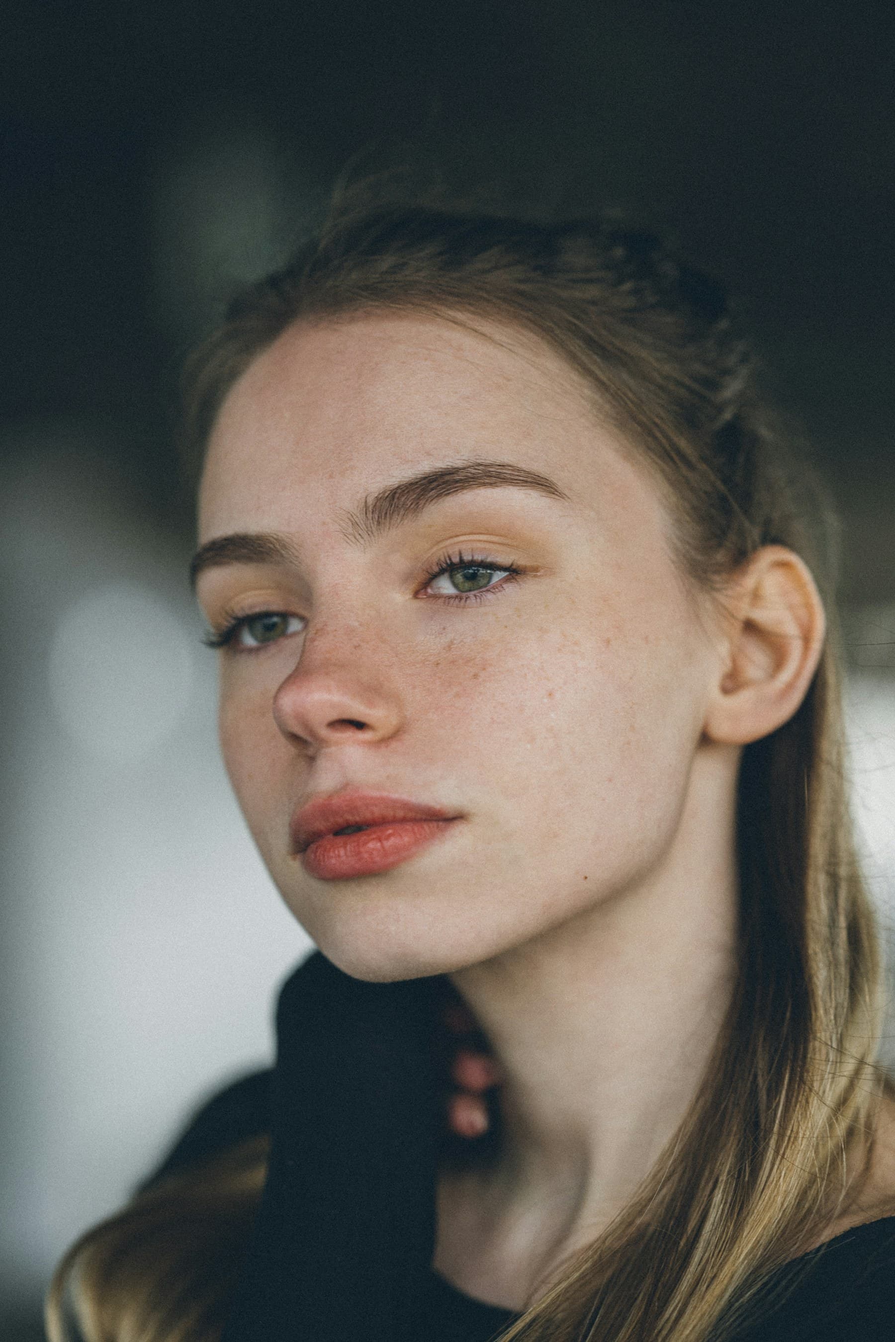 Adolescente com pele natural olhando para a câmera