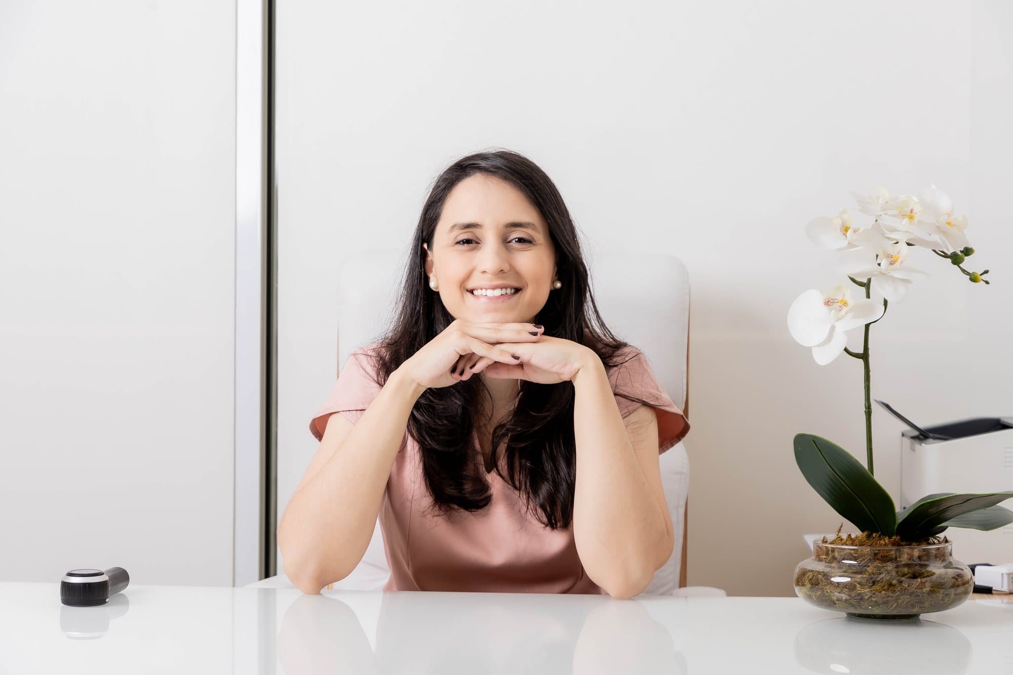 Dra. Paula Azevedo em seu consultório em Campinas